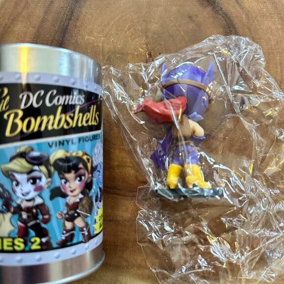Lil' DC Comics Bombshell Mystery Batgirl - Picture 4 of 7